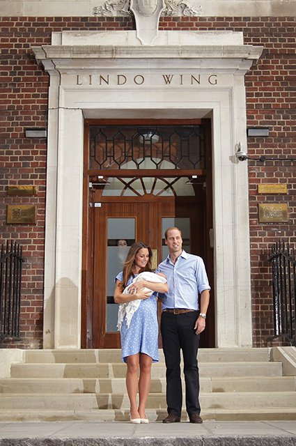 Принц Уильям и Кейт Миддлтон с новорожденным сыном