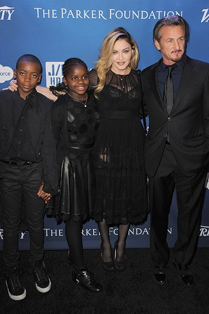 Мадонна с приемными детьми и Шоном Пенном