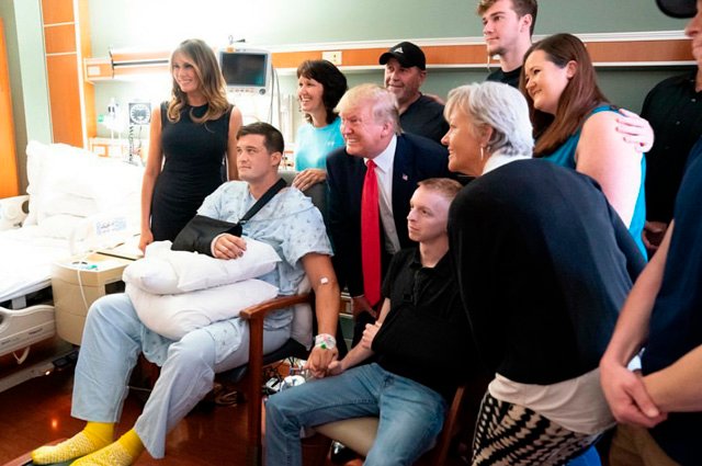 Дональд и Мелания Трамп в госпитале