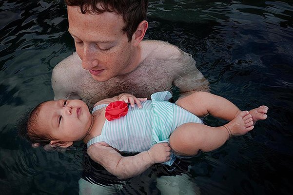 Марк Цукерберг с дочкой Макс в бассейне