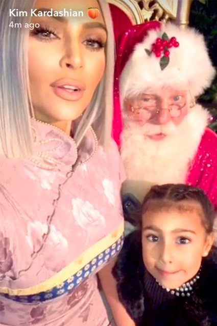 Ким Кардашьян с дочерью Норт и Санта-Клаусом