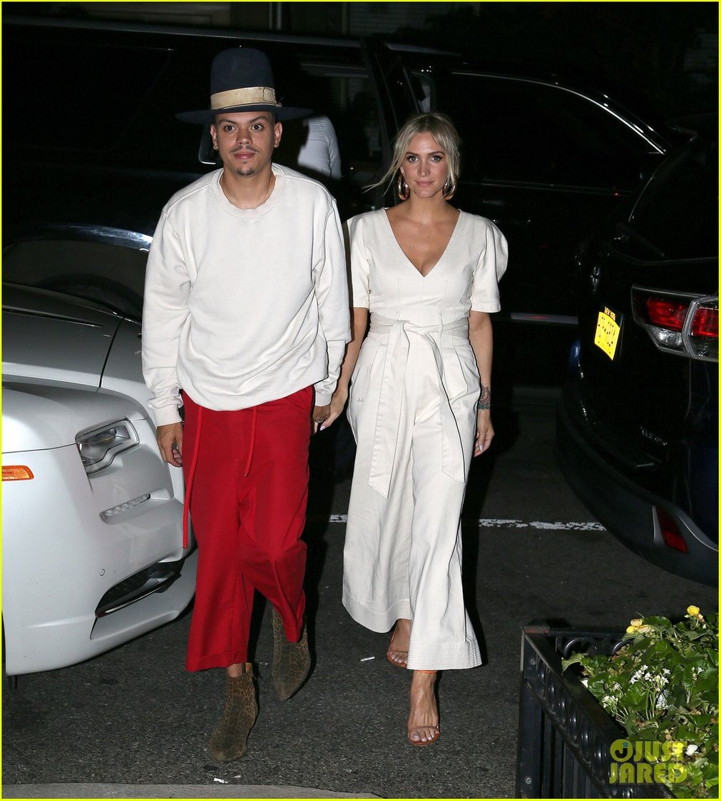 ashlee simpson evan ross hold hands on date night 014129565