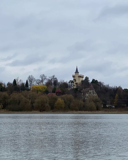 Вид на замок Максима Галкина и Аллы Пугачевой