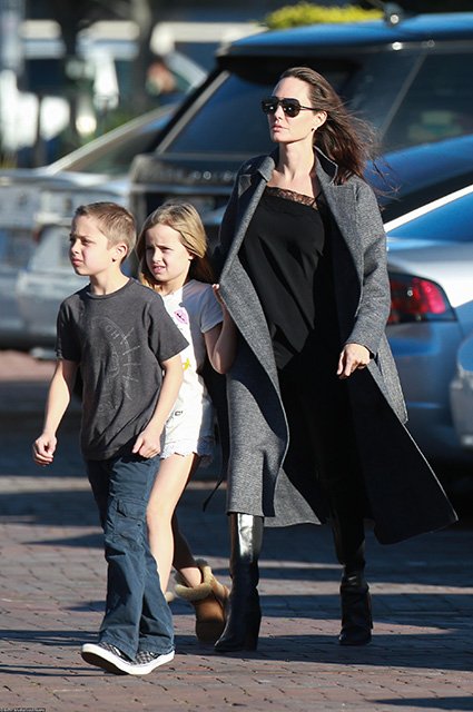 нджелина Джоли с дочкой Вивьен и сыном Ноксом