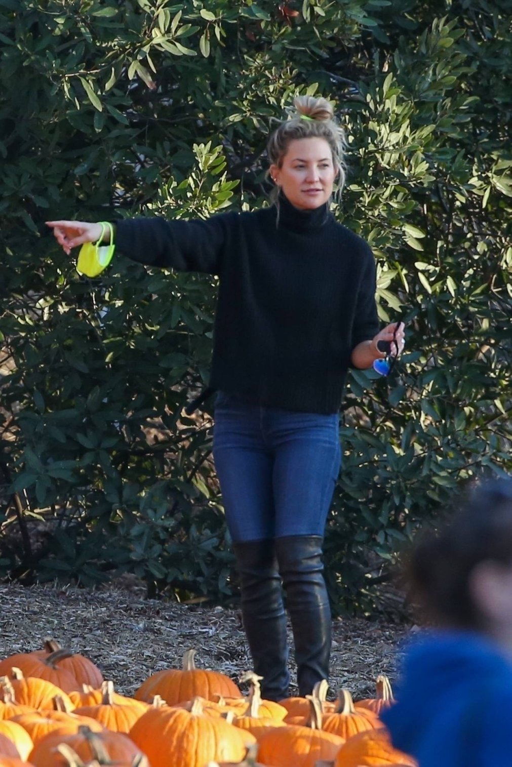 Kate Hudson 2021 : Kate Hudson – Takes all of her kids and husband Danny Fujikawa to a pumpkin patch in Santa Monica-07