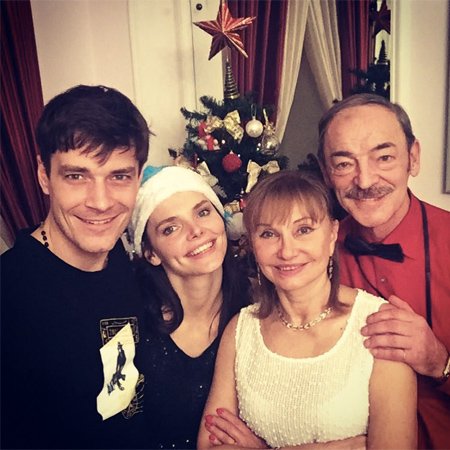 Максим Матвеев и Елизавета Боярская с родителями, Ларисой Луппиан и Михаилом Боярским