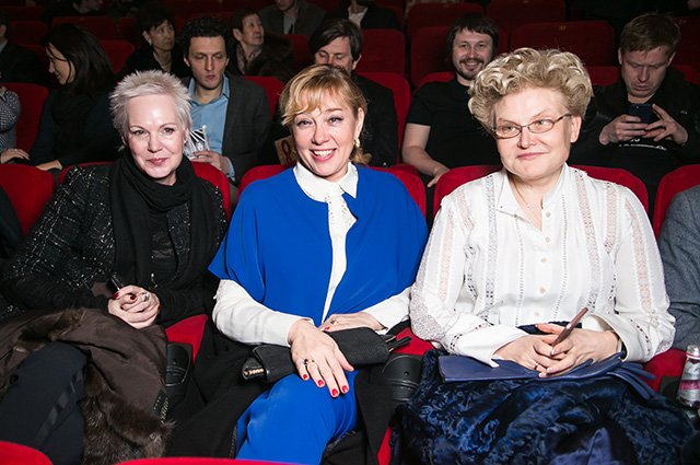 Арина Шарапова и Елена Малышева с гостьей премьеры