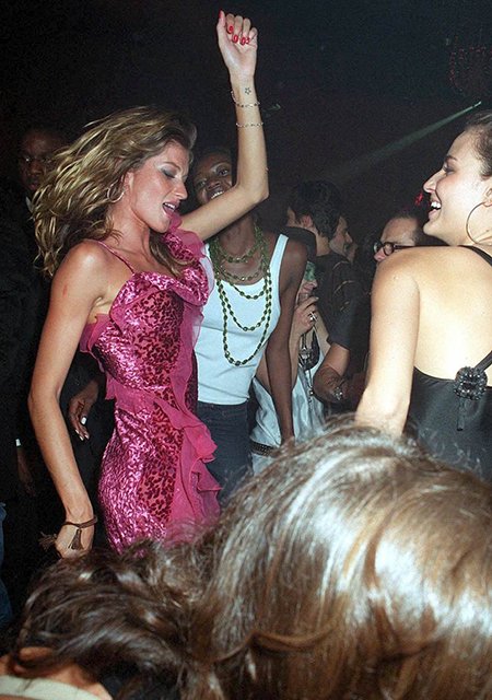 Жизель Бундхен на вечеринке Dior в 2002 году