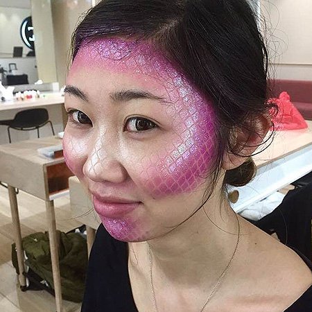Все что под руку попало: как сделать карнавальный макияж с помощью сетки и мочалки