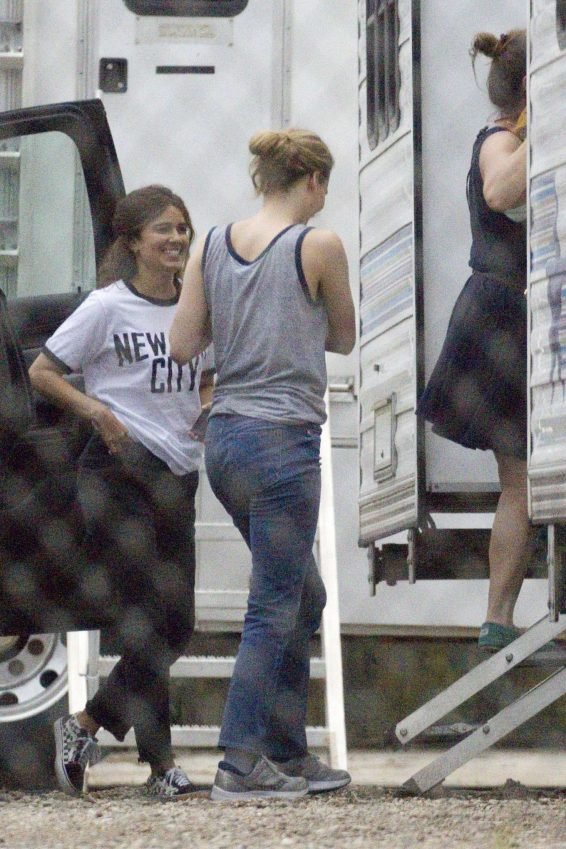 Jennifer Lawrence 2019 : Jennifer Lawrence â Receives white flowers in New Orleans-18