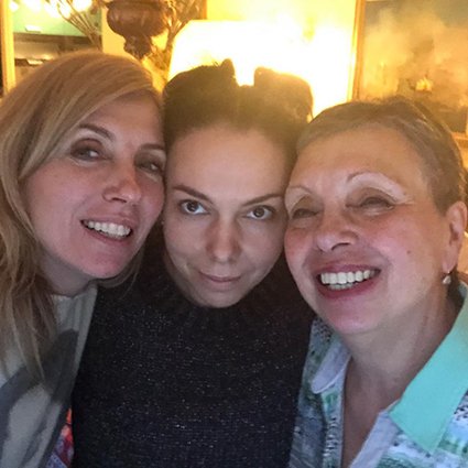 Светлана Бондарчук с сестрой Ларисой и мамой 