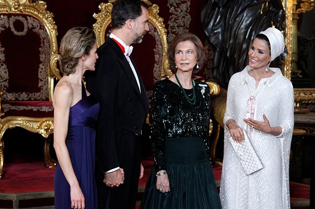 Королева Испании Летиция, король Испании Филипп VI, бывшая королева Испании София и шейха Моза (комплект Chanel)