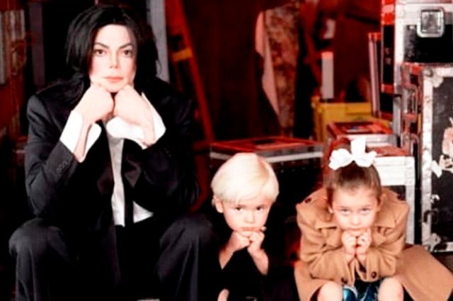 Майкл Джексон с сыном Принсом и дочерью Пэрис