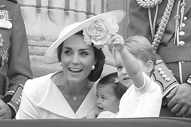 Кейт Миддлтон с детьми на параде по случаю 90-летия Елизаветы II