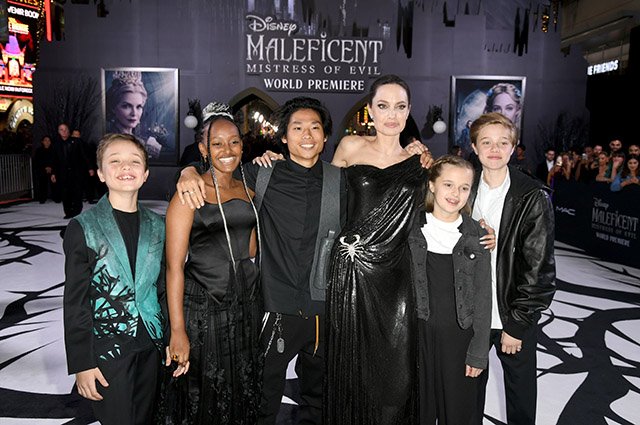 Анджелина Джоли с детьми Ноксом, Захарой, Паксом, Вивьен и Шайло