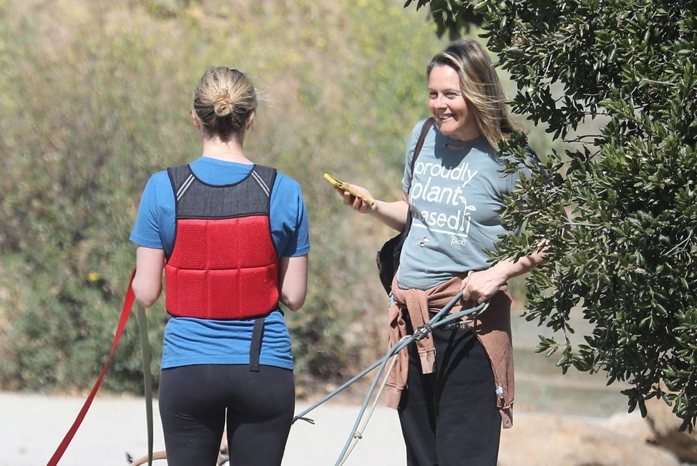 Alicia Silverstone 2022 : Alicia Silverstone – Seen while hiking with her dogs in Hollywood-06