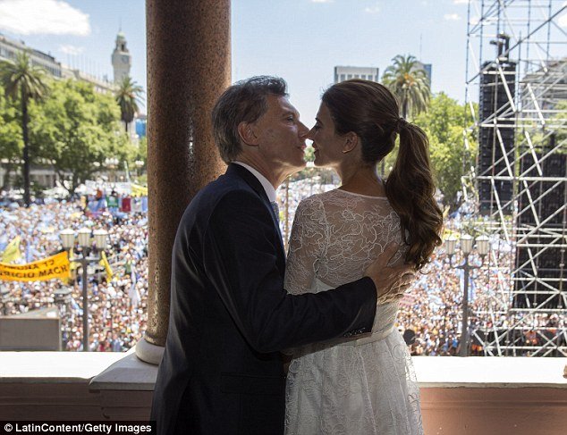 Президент Аргентины Маурисио Макри целует свою жену Джулиану Аваду в Каса Росада после церемонии приведения к присяге в декабре. Пара только недавно оказалась в центре внимания международного сообщества, но уже повернула головы своими публичными проявлениями любви и откровениями об их сексуальной жизни 