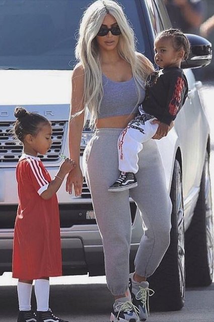 Ким Кардашьян с детьми. Фото из Instagram