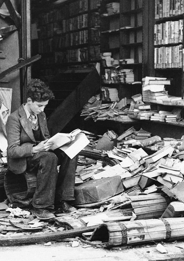 Развалины книжного магазина в Лондоне после бомбардировки. 1940 год 