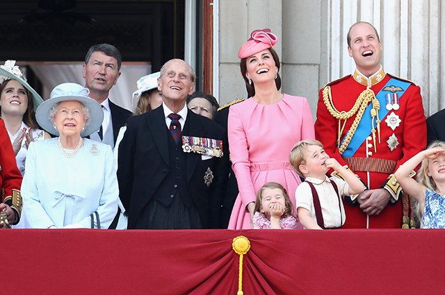Королева Елизавета II, принц Филипп, Кейт Миддлтон, принц Уильям, принцесса Шарлотта и принц Джордж
