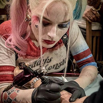 Марго Робби делает татуировку Дэвиду Эйеру
