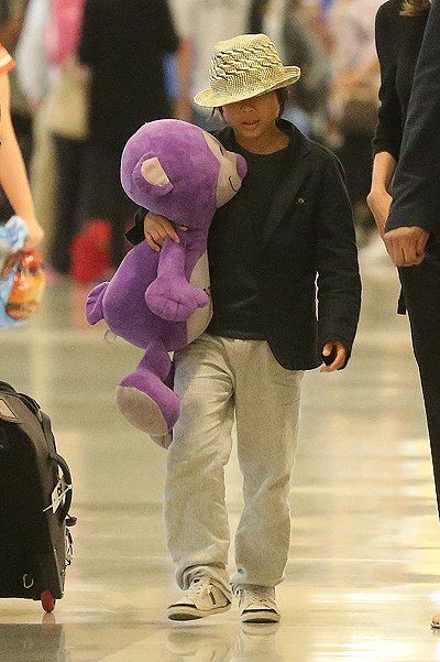 Анджелина Джоли с сыном Паксом в аэропорту нью-йорка