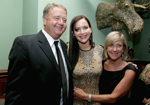 Дженнифер Лоурен с родителями - отцом Гэри и матерью Карен