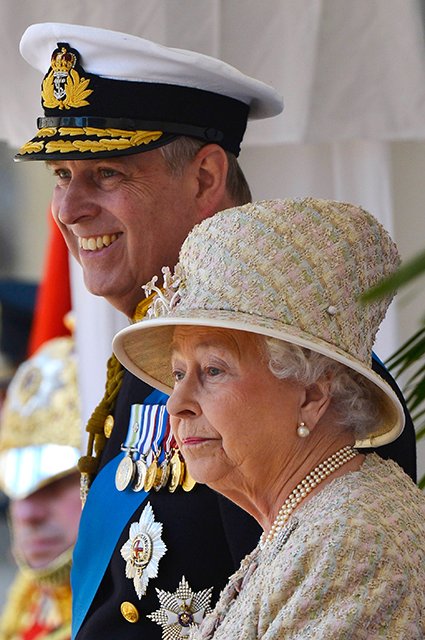 Принц Эндрю и королева Елизавета II