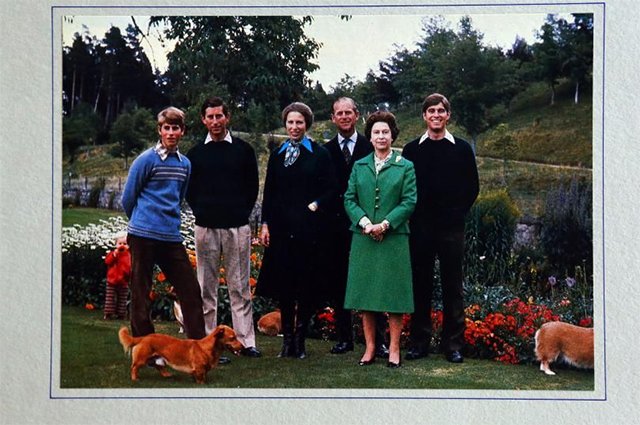 Принц Эдвард, принц Чарльз, принцесса Анна, принц Филипп, королева Елизавета II и принц Эндрю