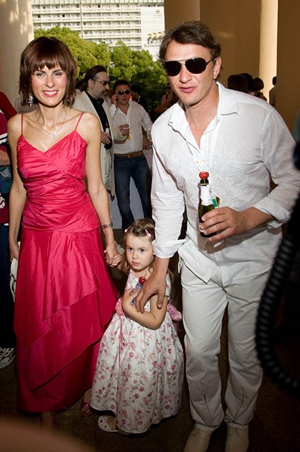 Марат Башаров с женой Лизой и дочкой