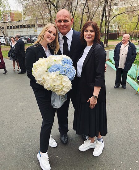 Василиса Карелина с родителями