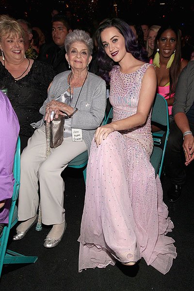 Кэти Перри с бабушкой (2012)