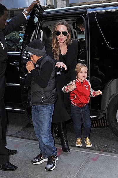 Анджелина Джоли с сыновьями Паксом и Ноксом в Нью-Йорке