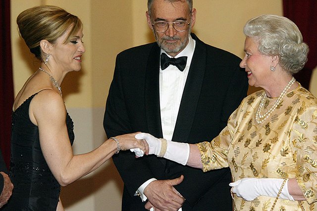 Мадонна и королева Елизавета II, 2002 год