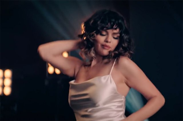 Селена Гомес в клипе на песню Dance Again