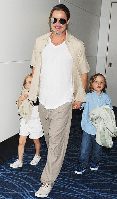 Аджелина Джоли и Брэд Питт с детьми покидают Токио 2