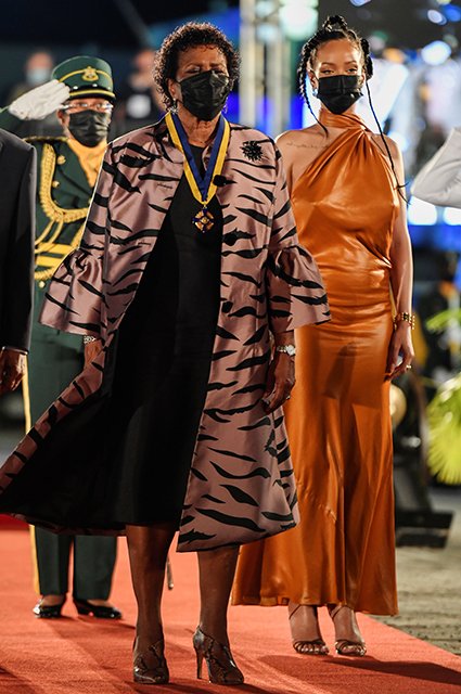 Президент Барбадоса Сандра Мэйсон и Рианна