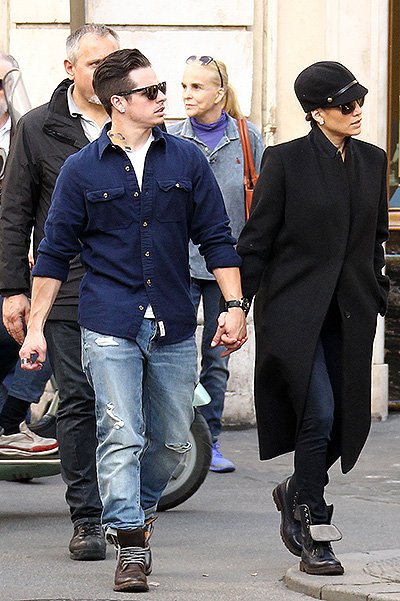 Певица Дженнифер Лопес с ее бойфрендом Каспером на прогулке в Ватикане