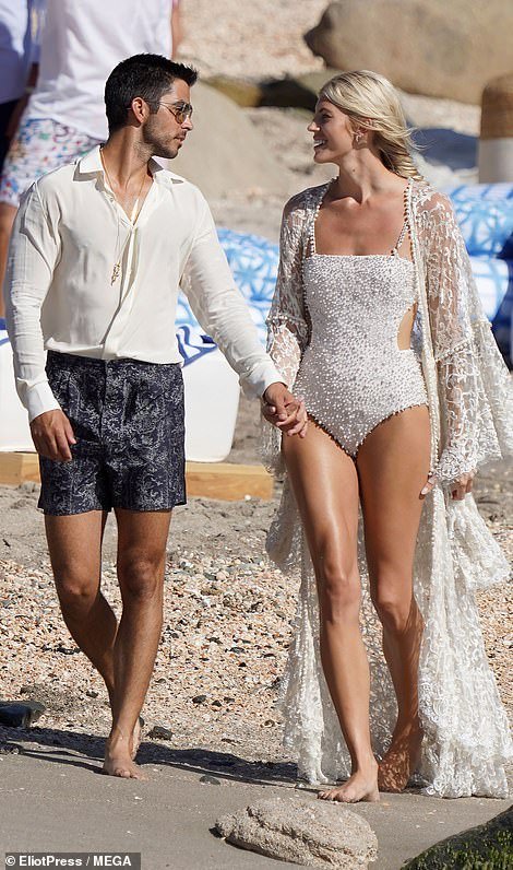 https://i.dailymail.co.uk/1s/2019/11/16/13/21089940-7692699-Soon_to_be_married_Devon_Windsor_and_her_longtime_beau_Johnny_De-m-89_1573910184497.jpg