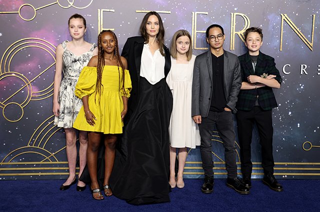 Анджелина Джоли с дочерьми Шайло, Захарой и Вивьен и сыновьями Мэддоксом и Ноксом