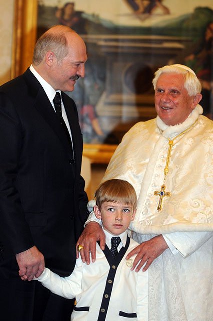 Александр Лукашенко с сыном Николаем и Папа Римский Бенедикт XVI
