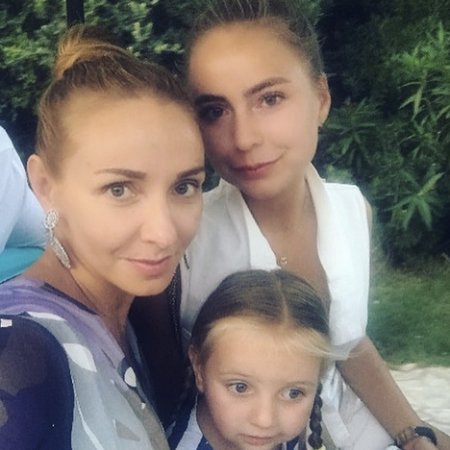 Татьяна Навка с дочерями