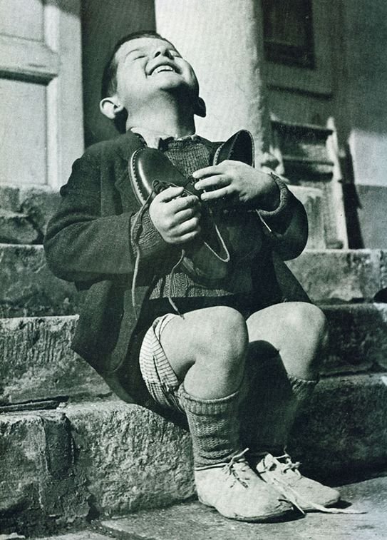 Австрийский мальчик и новые ботинки. Фото времен II Мировой Войны 