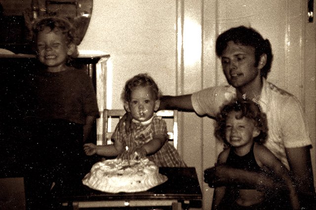 Роуз Макгоун (слева) с отцом и сестрами