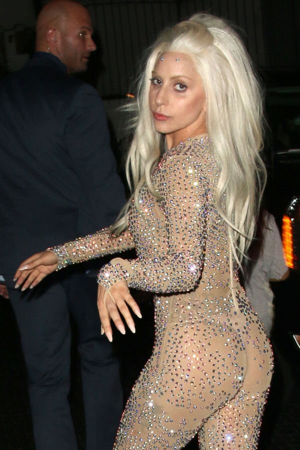 Леди Гага в откровенном наряде (6 фото)