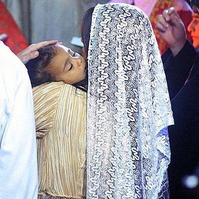 Ким Кардашьян с дочерью во время крещения