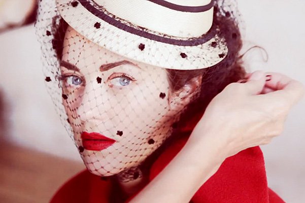 Марион Котийяр - кадр из документального видео Lady Dior