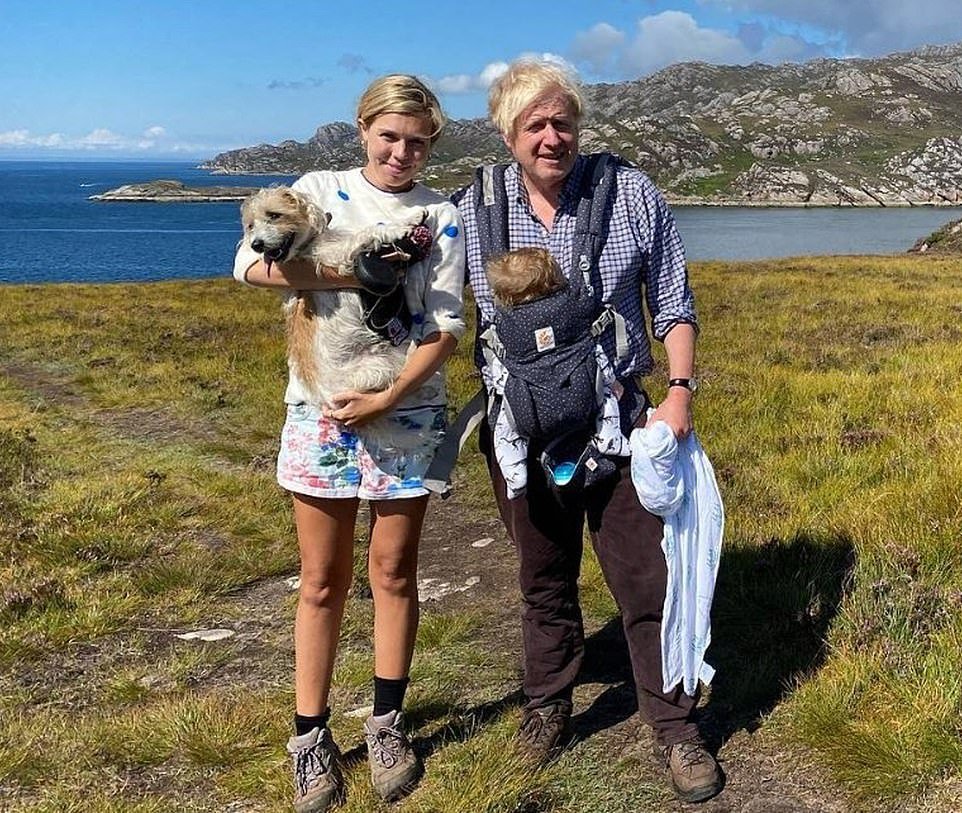 Пара обручилась на Карибском острове Мустик в декабре 2019 года и родила годовалого ребенка Уилфреда (на фото вместе со своей собакой Дилин)