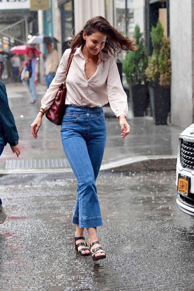 Katie Holmes - Walk in the rain in New York City