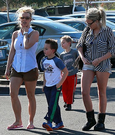 Бритни Спирс с сестрой Джейми Линн и сынвьями Шоном Престоном и Джейденом Джеймсом